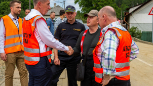 Okleštěk s Babišem navštívili vytopené obce