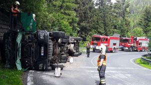 U Sobotína se převrátil kamion se dřevem