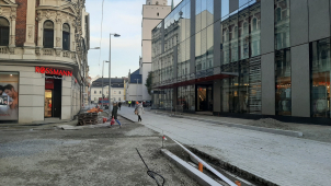 Montáž trolejí omezí o víkendu tramvajový provoz přes Hrdiny