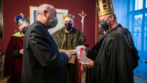 Tři králové přáli veřejnosti a navštívili arcibiskupa Graubnera