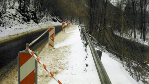 Sesuv půdy u Hanušovic stále komplikuje dopravu