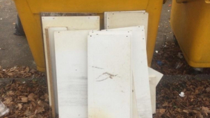 Strážníci upozorňují: Dřevěné desky za kontejner nepatří