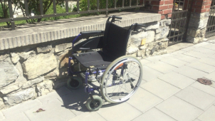 Strážníci řešili opuštěný invalidní vozík