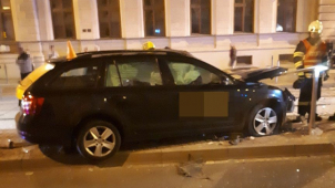 Taxikářka bourala na tramvajovém ostrůvku v Palackého ulici