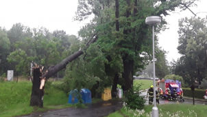 Hasiči odstraňují následky nočních bouřek