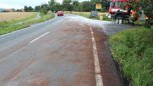 Řidiči mezi Uničovem a Šumvaldem klouzali na rozlité naftě