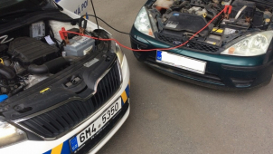 Olomoučtí strážníci pomohli mladíkovi nastartovat auto