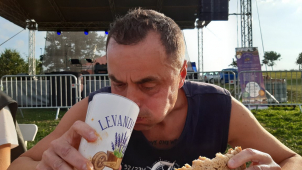 Maxijedlík v Bezděkově: Snědl deset krajíců chleba se škvarky