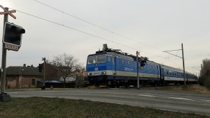 Expres v Olomouci projel nástupiště, musel couvat zpátky