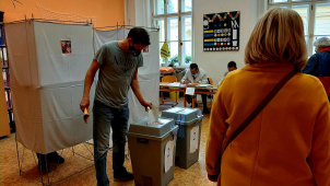Do volebních místností? Jen s respirátorem