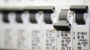 Strážníci pomohli seniorce nahodit jističe