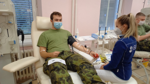 Budoucí vojáci oblehli transfuzní oddělení v šumperské nemocnici