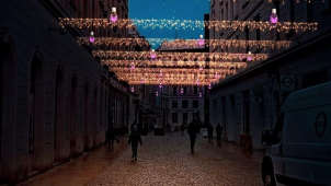 Větrníky v centru Olomouce vystřídalo vánoční osvětlení