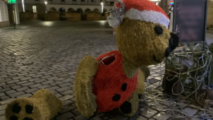 Vánočního medvěda u kavárny na Dolním náměstí zřídili vandalové