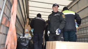 Prostějovští strážnici pomáhali nakládat humanitární pomoc