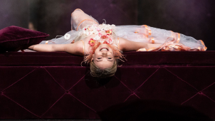 Svůdná Manon Lescaut vpluje na jeviště