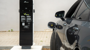 Na dvou parkovištích vybudovali nabíječky pro elektroauta