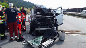 Přežil! Řidič z kabiny zcela zničeného auta vyvázl se zraněním