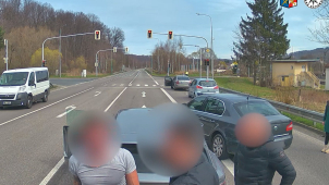 Agresivní jízda řidičů skončila potyčkou kousek před hranicí