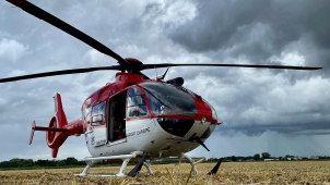 Pracovník pohřební služby málem uhořel. Letěl pro něj vrtulník