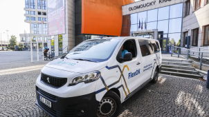 Nový systém dopravy. Místo autobusů jezdí kolem Lipníku taxíky