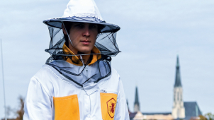 Včely z naší střechy létají až do parku