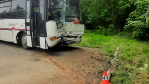 Při nehodě autobusu se zranilo přes třicet lidí