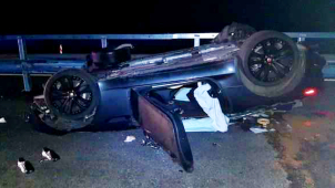 Nevšimli si uzavřeného úseku D35, obě auta skončila na střeše