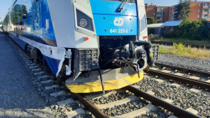 Ve Šternberku se na přejezdu střetl vlak s osobním autem