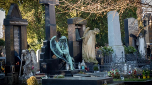 Otevřené hroby a urny, poničené náhrobky a policie na hřbitově