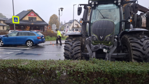 Osobní auto se srazilo s traktorem