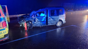 Další úmrtí na silnici! Srážka osobáku a nákladního auta