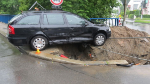 V Dobrovského ulici skončilo auto na výkopu