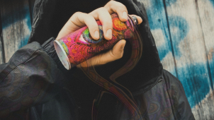 Sprejer poničil fasádu v Lafayettově ulici