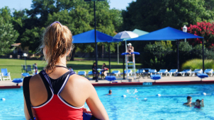 Některá koupaliště hlásí zavřeno. Došli plavčíci