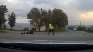 Zfetovaný motorkář, který srazil policistku, je obviněn