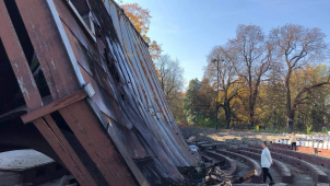 Proč šly stromy ze dřeva a oceli na letňáku k zemi?