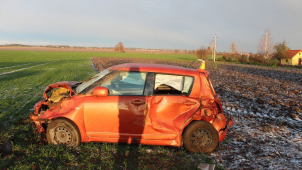 Dvacetiletá řidička skončila v poli u Senice na Hané