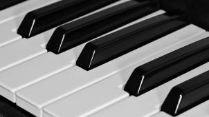 Neznámý pachatel ukradl z garáže klávesy a další věci