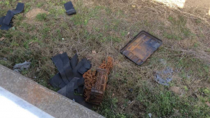 Na kruhovém objezdu v Pražské popadalo z náklaďáku nářadí