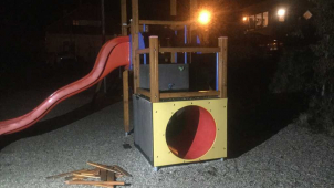 Neznámý vandal zdemoloval dětské hřiště na Kopečku