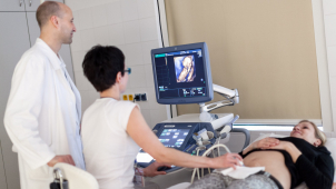 Porodní oddělení fakultní nemocnice zakázalo návštěvy rodiček