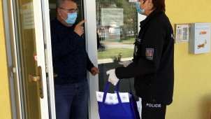 Policisté obdarovali děti a seniory