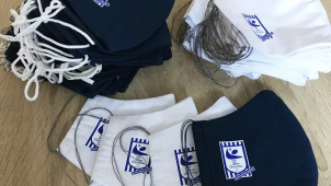 Házenkářky dodaly roušky charitě