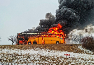 Hořící autobus zastavil dopravu na D46!