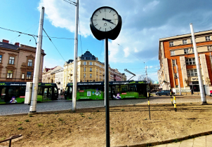 Hodiny opět měří čas na náměstí Hrdinů