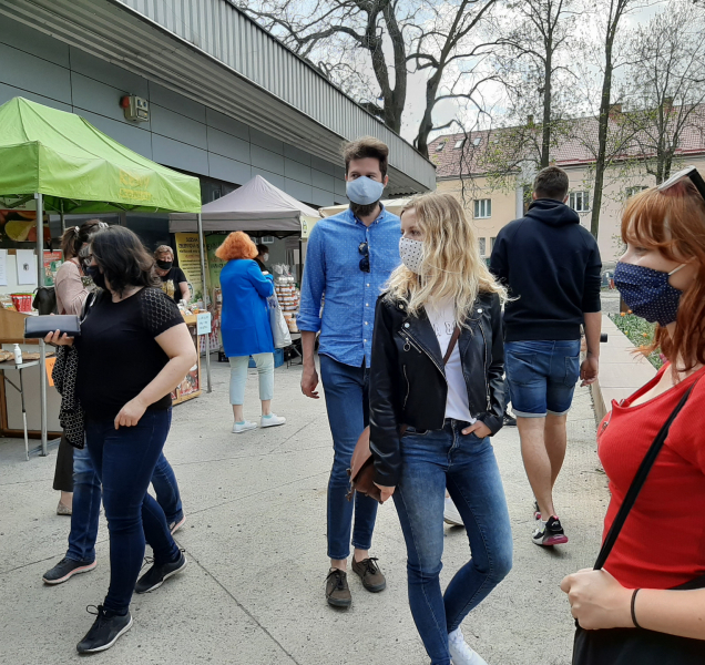 PŘEHLEDNĚ: Kde musíte mít od 1. září nasazenou roušku