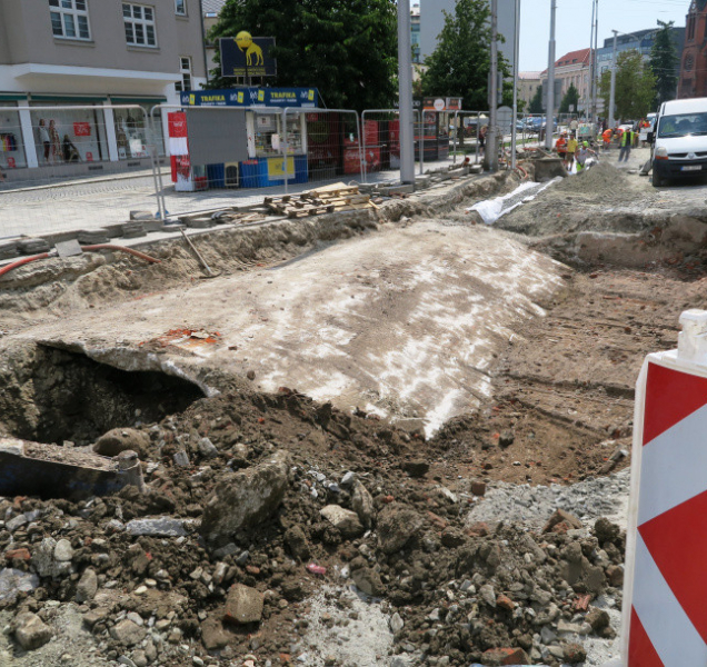 Náměstí Hrdinů je opraveno, práce zdrželo odhalení starého mostu