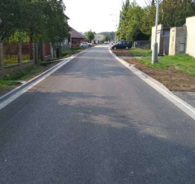 Silnice mezi Slavonínem a Povelem září novotou