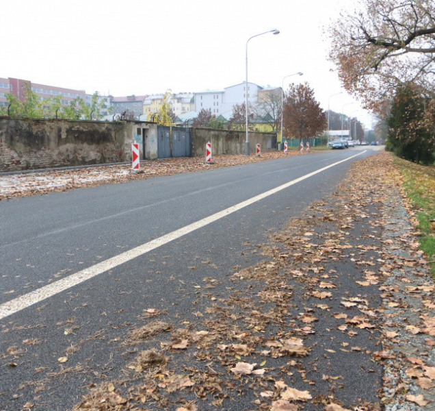 Oprava ulice U Stadionu skončila, řidiče potěší parkování